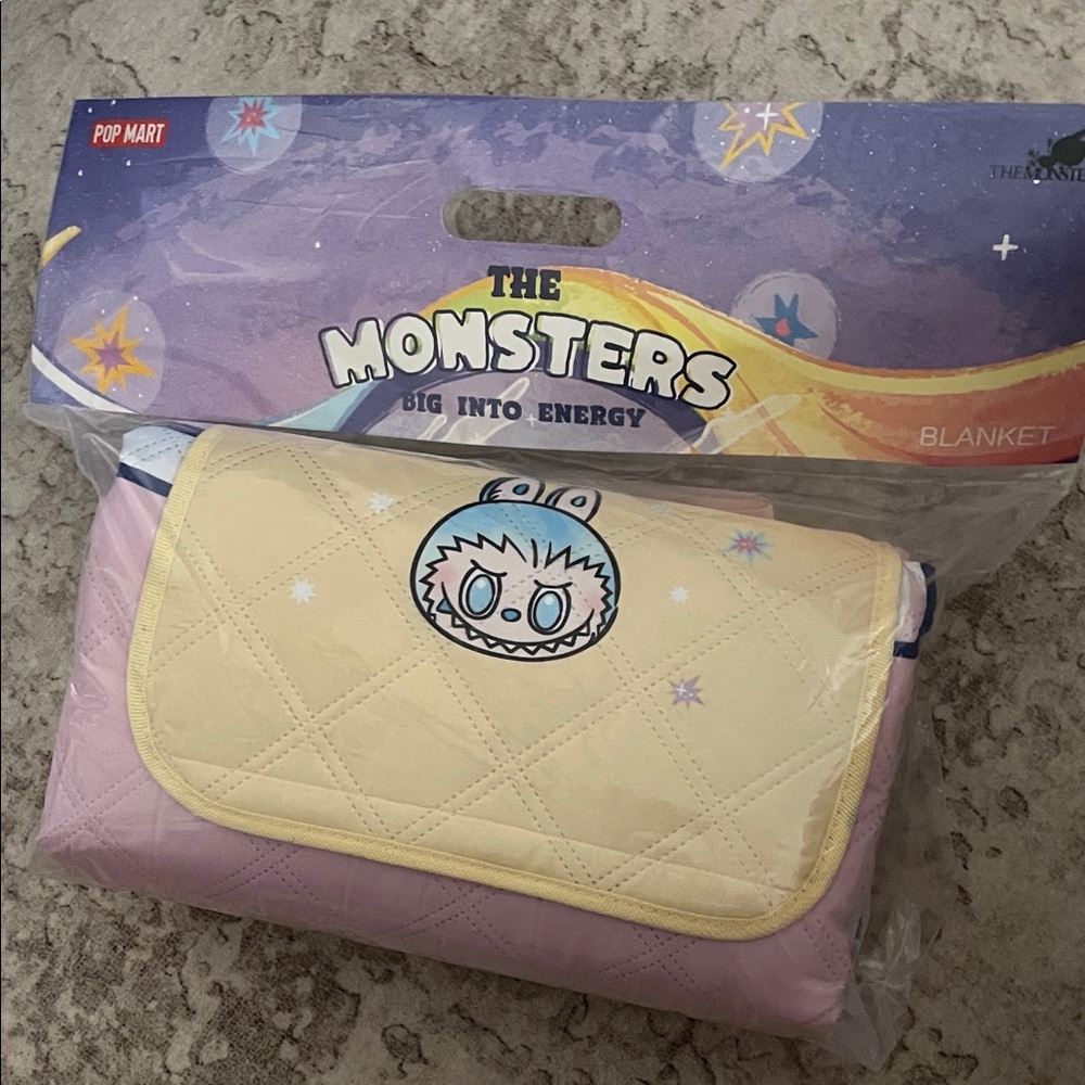 Pop Mart Monsters Big Into Energy Blanket